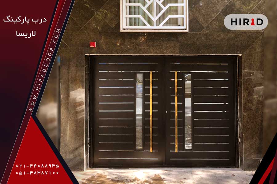 درب پارکینگ فلزی مشکی رنگ، دارای شیشه سکوریت و دو دستگیره عمودی بلند، نصب شده در ساختمان جنوبی با نمای سنگ تیره